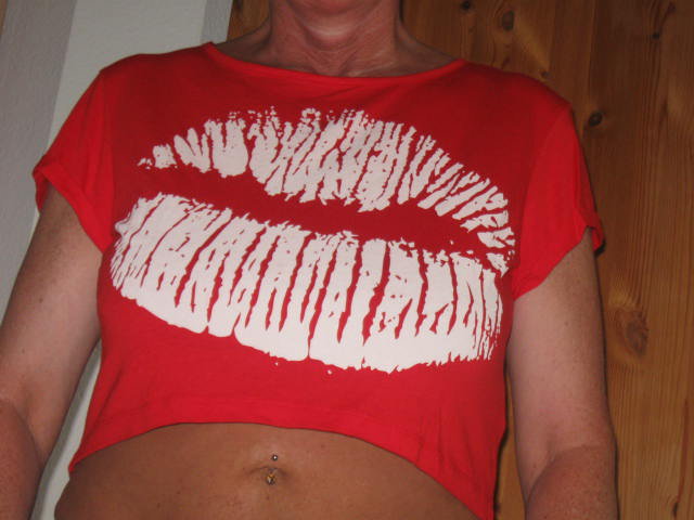 *** Sehr heisses bauchfreies Kussmund Shirt ***