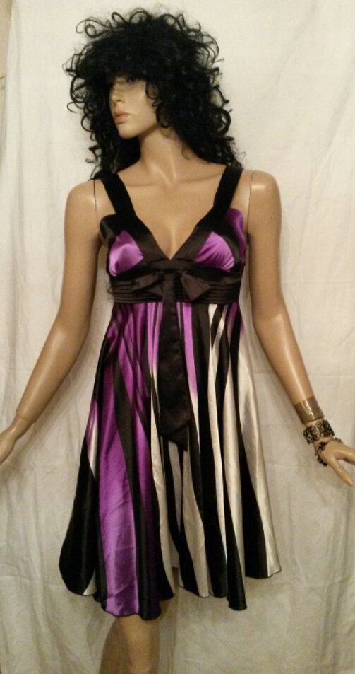 Empire-Stil im vorteilhaftem Streifendessin 