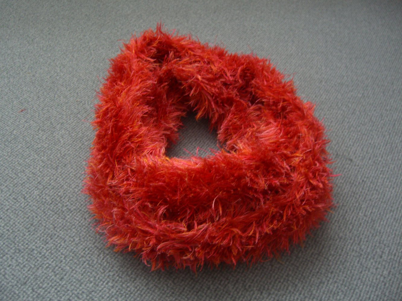 Kuscheliger Schauchschal mit Franseneffekt