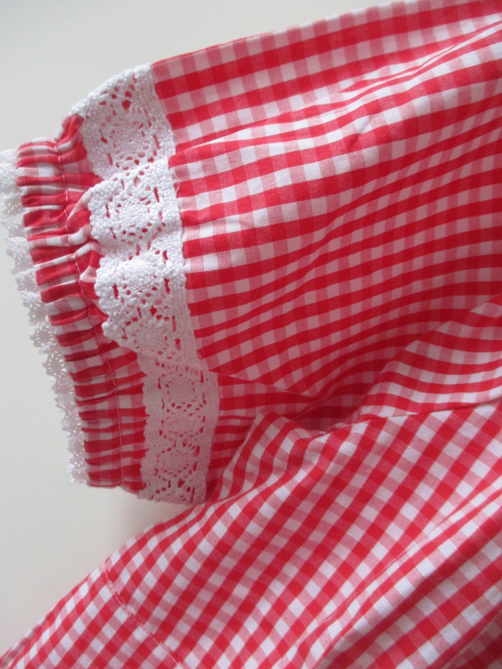 Trachtenbluse, rot - weiß kariert, weiße Spitze, Gr. 38 