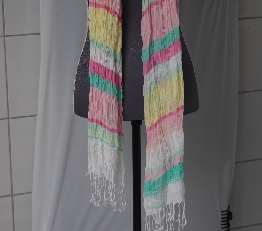 Bunter Knitterschal in weiß und mit Fransen