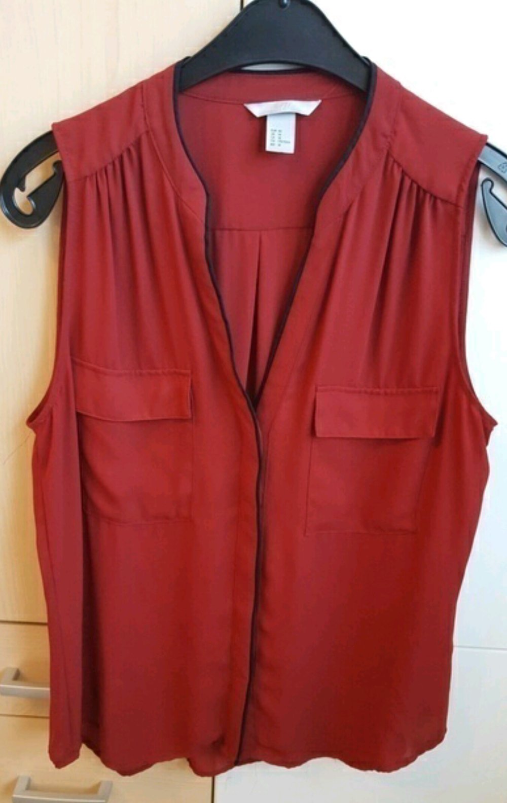 Weinrotes Top mit Taschen 