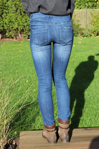 Schlichte blaue Röhrenjeans