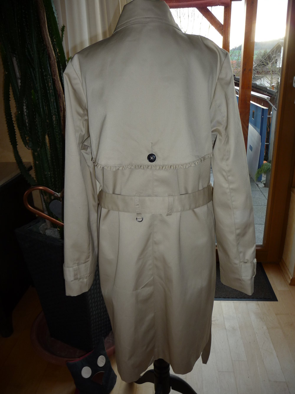 Toller ungetragener Trenchcoat von H&M, Größe 42, Farbe beige, 