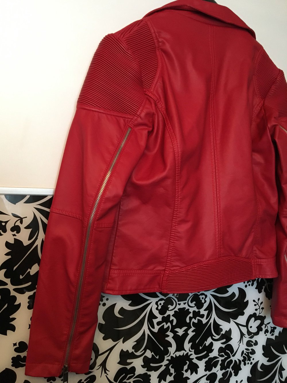 Neue rote Kunstlederjacke