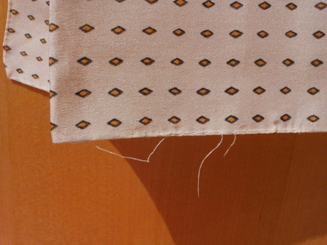 Cremeweißes gemustertes Tuch / Schal