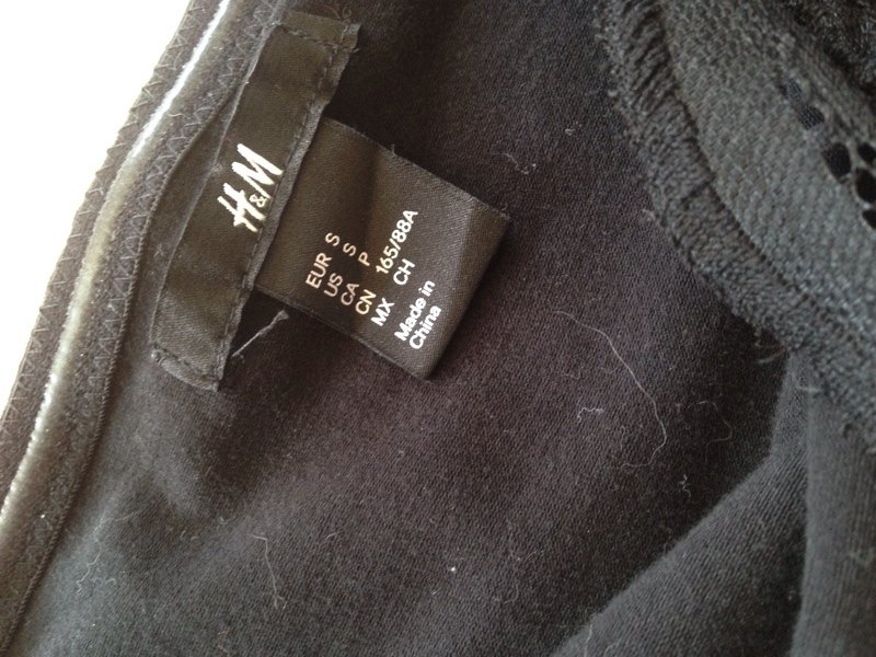 Schwarzes Schlauchkleid aus Spitze