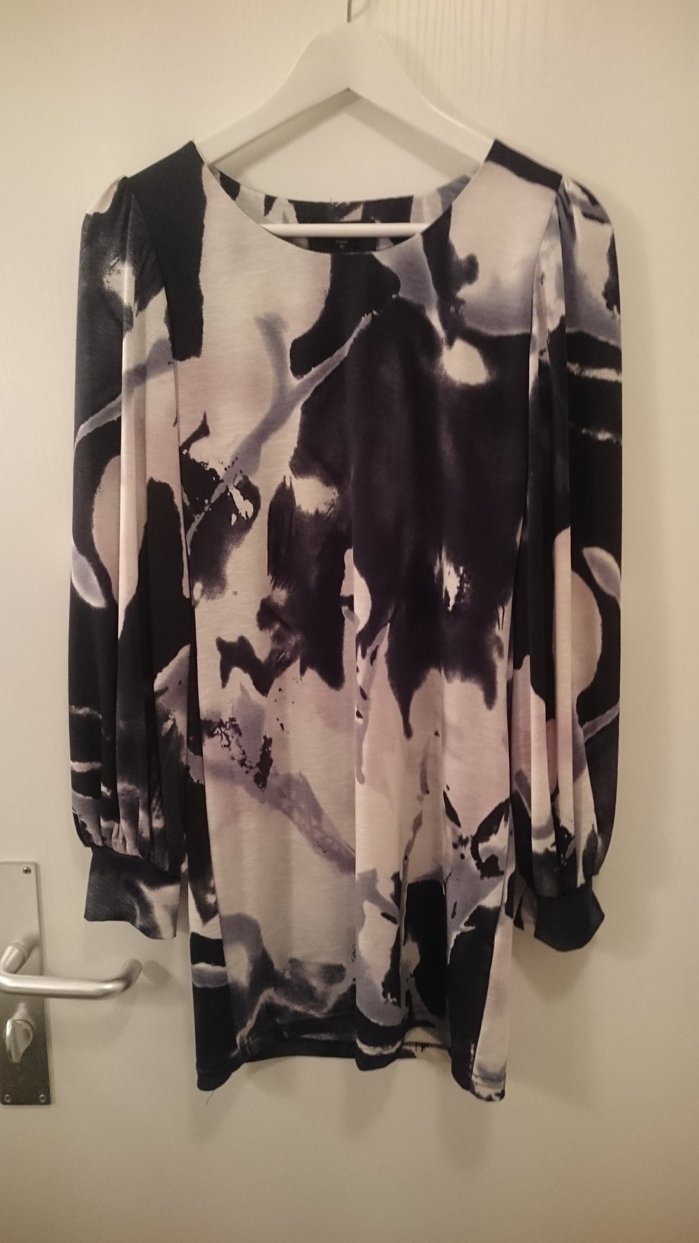 Geschecktes, kurzes Kleid