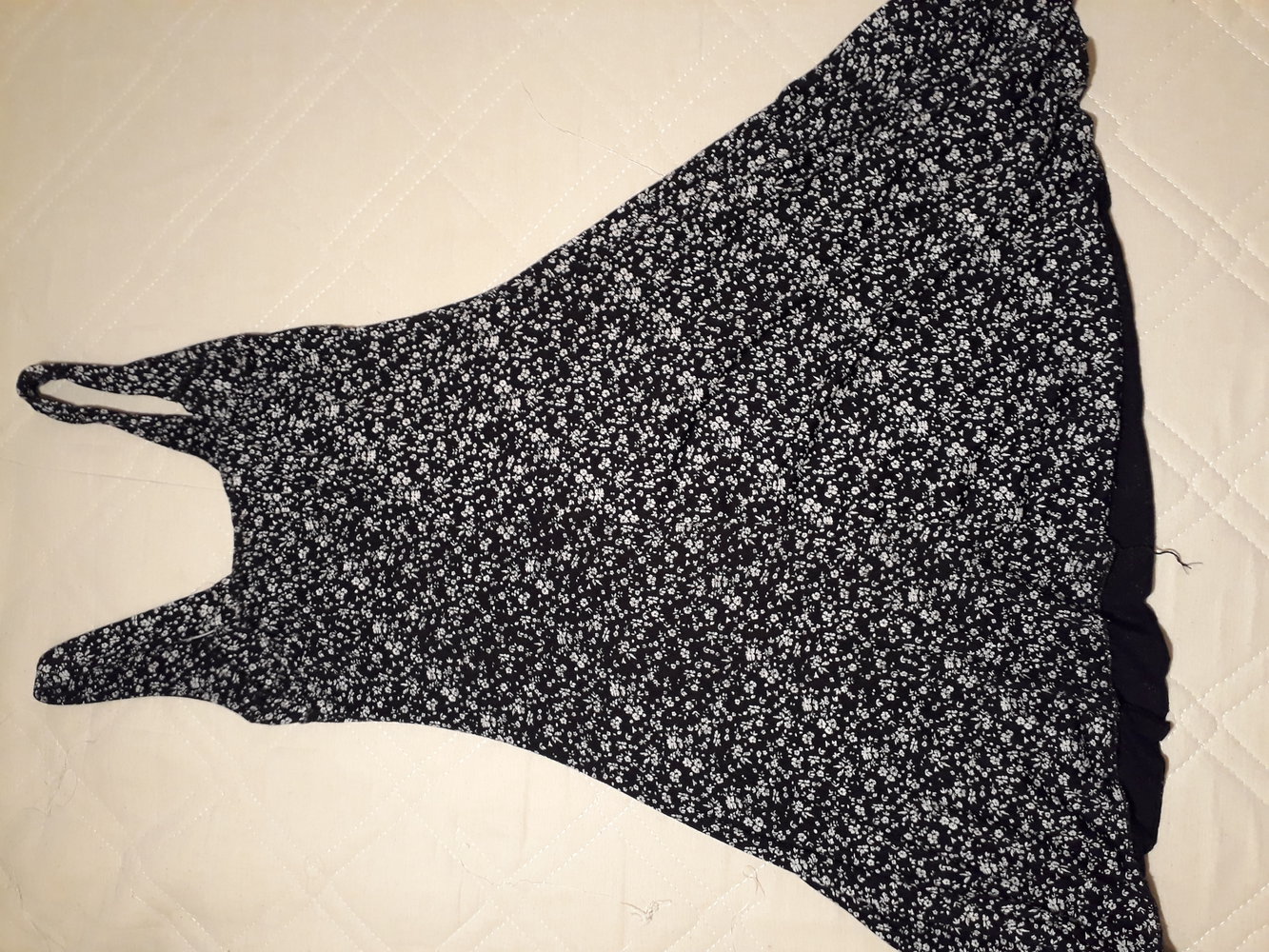 niedliches schwarzes Longtop mi kleinen weißen Blumen