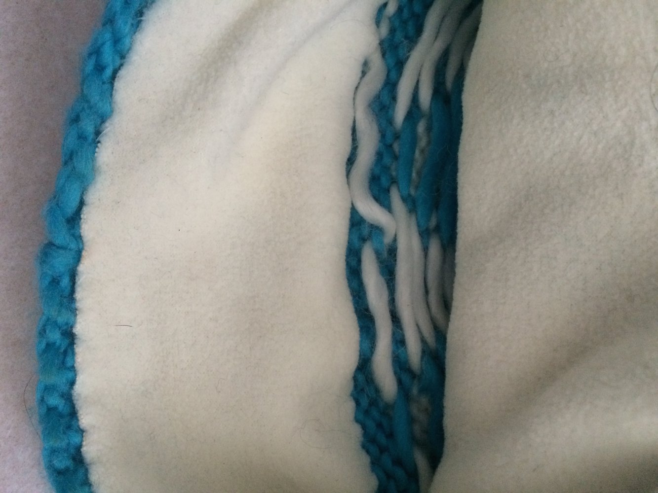 Warme Fleecestirnband Mütze in Turkis-blau mit weissen Punkten, 