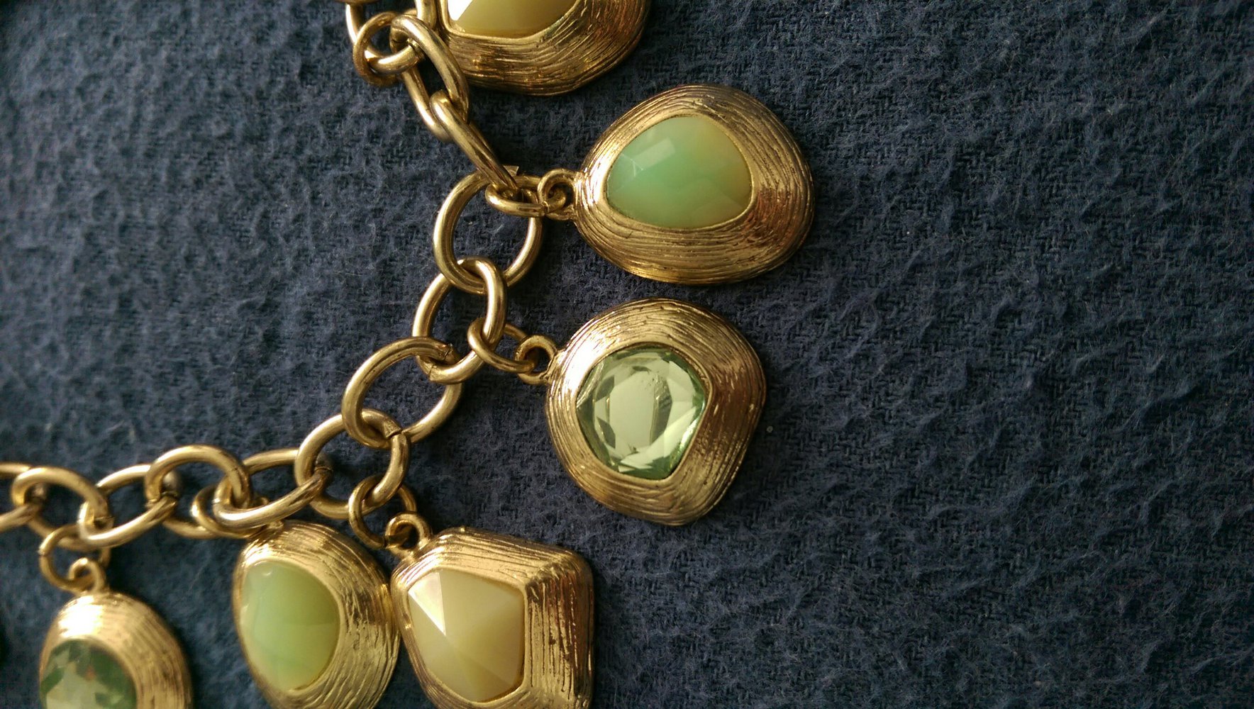 goldenes Armband mit Anhängern