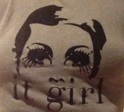 T- Shirt, dunkelgrün mit Samtaufdruck 