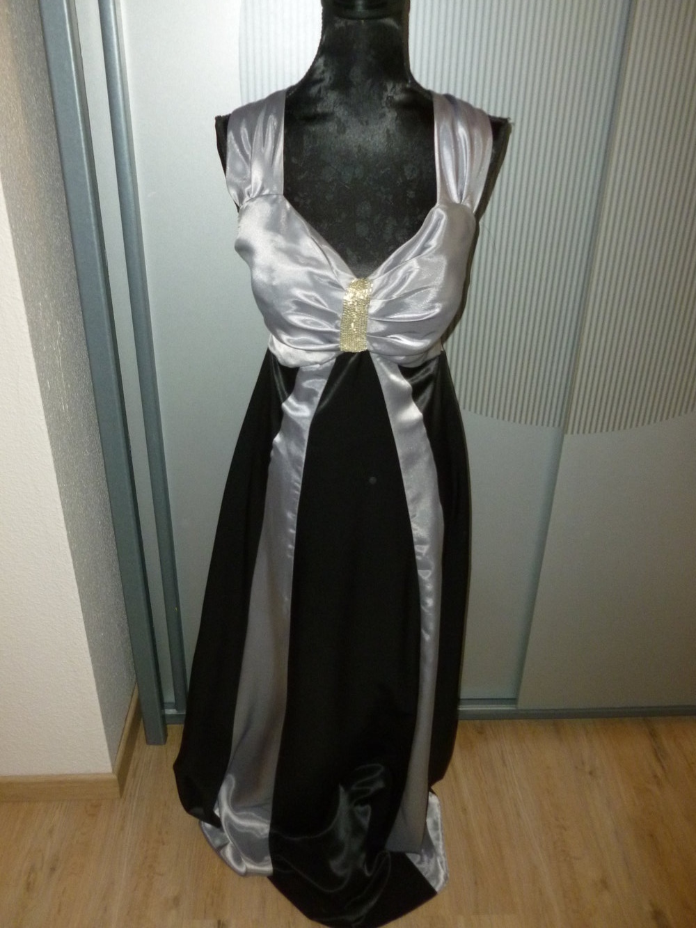 Abendkleid grau silber schwarz rückenfrei