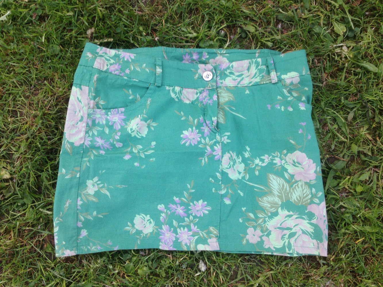 Grüner Minirock mit Blumen
