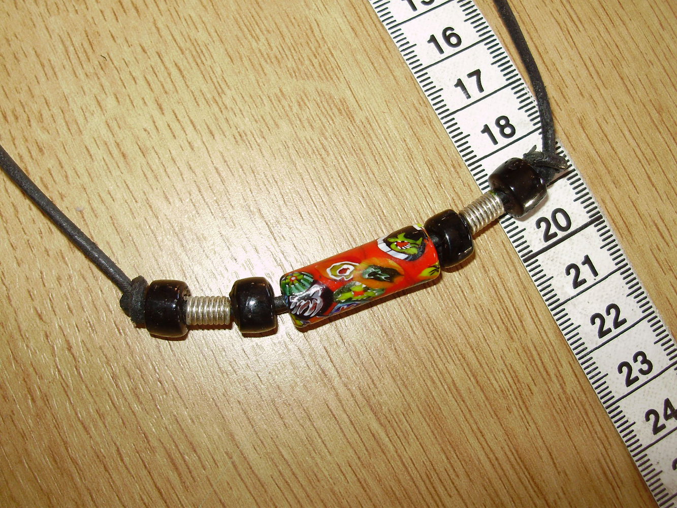 Kette Lederband schwarz mit Emailperle rot  länglich NEU