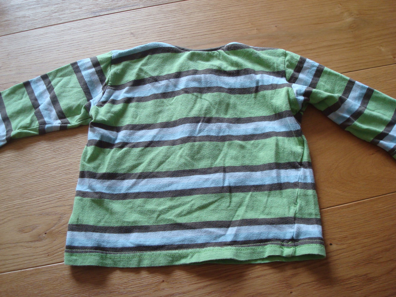 2 Langarmshirts / Pullover in Grün