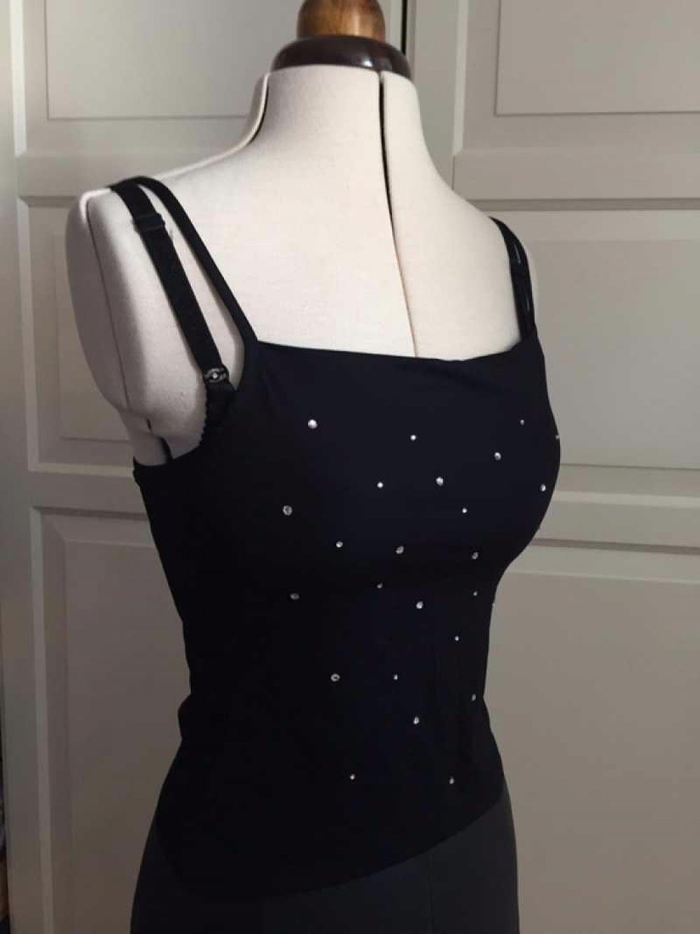 90s schwarzes Spaghettiträger Top mit Strasssteinen
