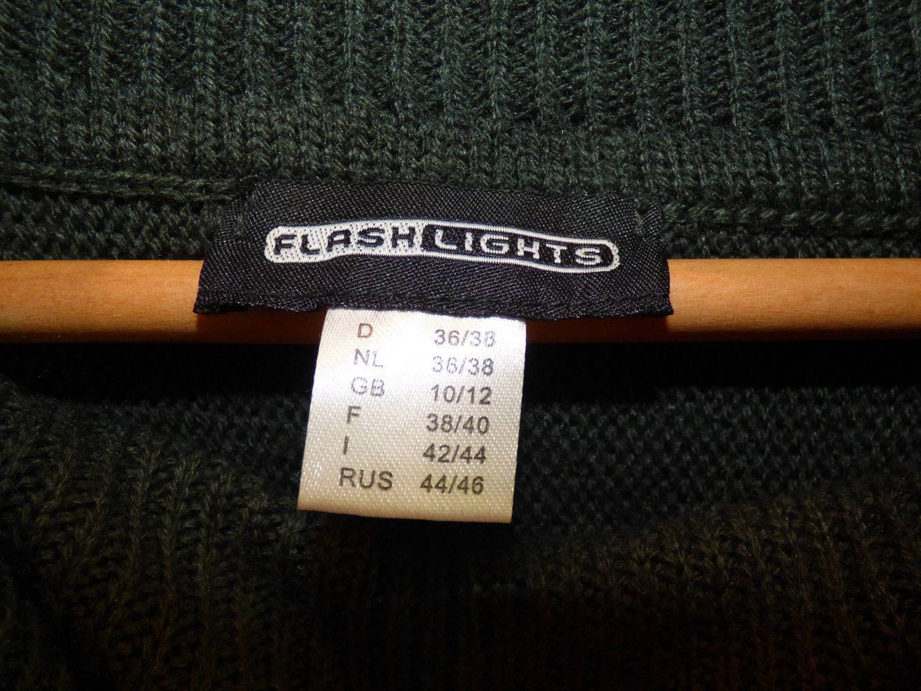 Grünes Shirt mit Strickmuster und weitem Kragen