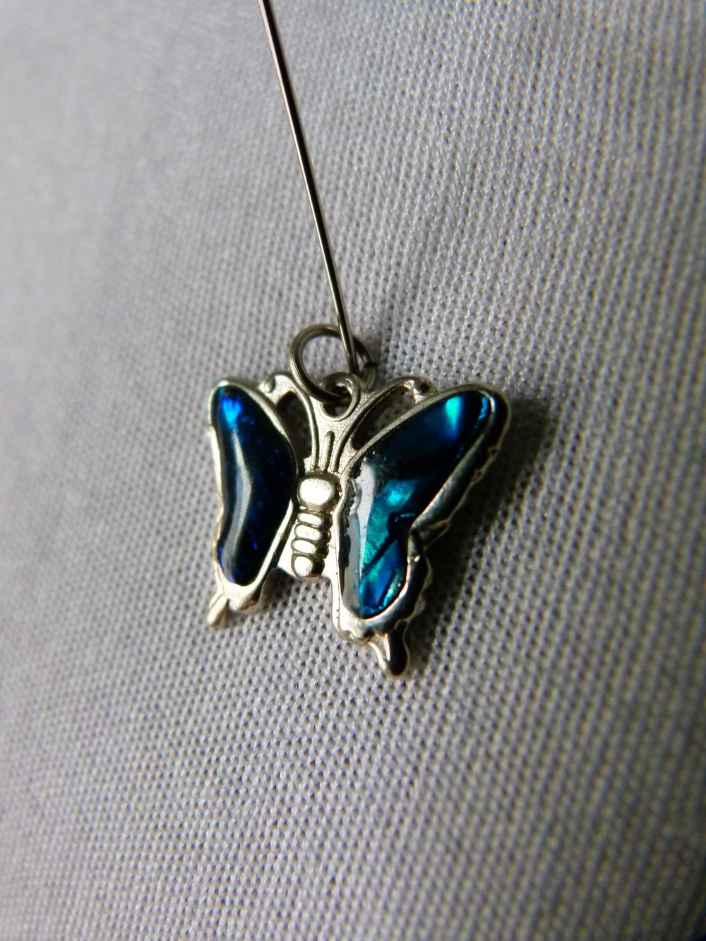 Schmetterling Anhänger, silberfarbenes Metall mit blau petrol schillernden Flügeln, Modeschmuck, Boho Festival Hippie Mori Goa