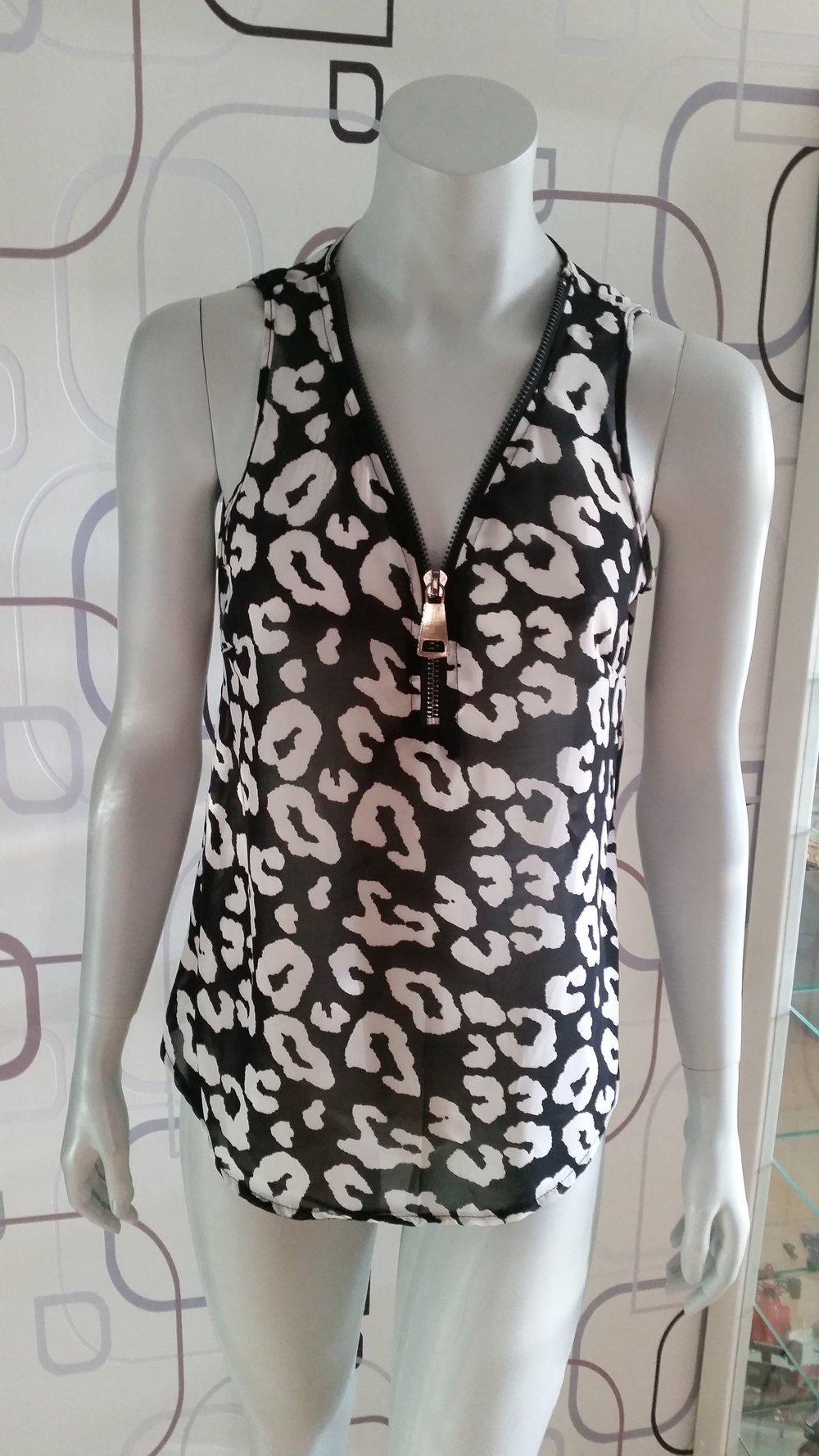 schwarzes Top mit weiße leo Muster