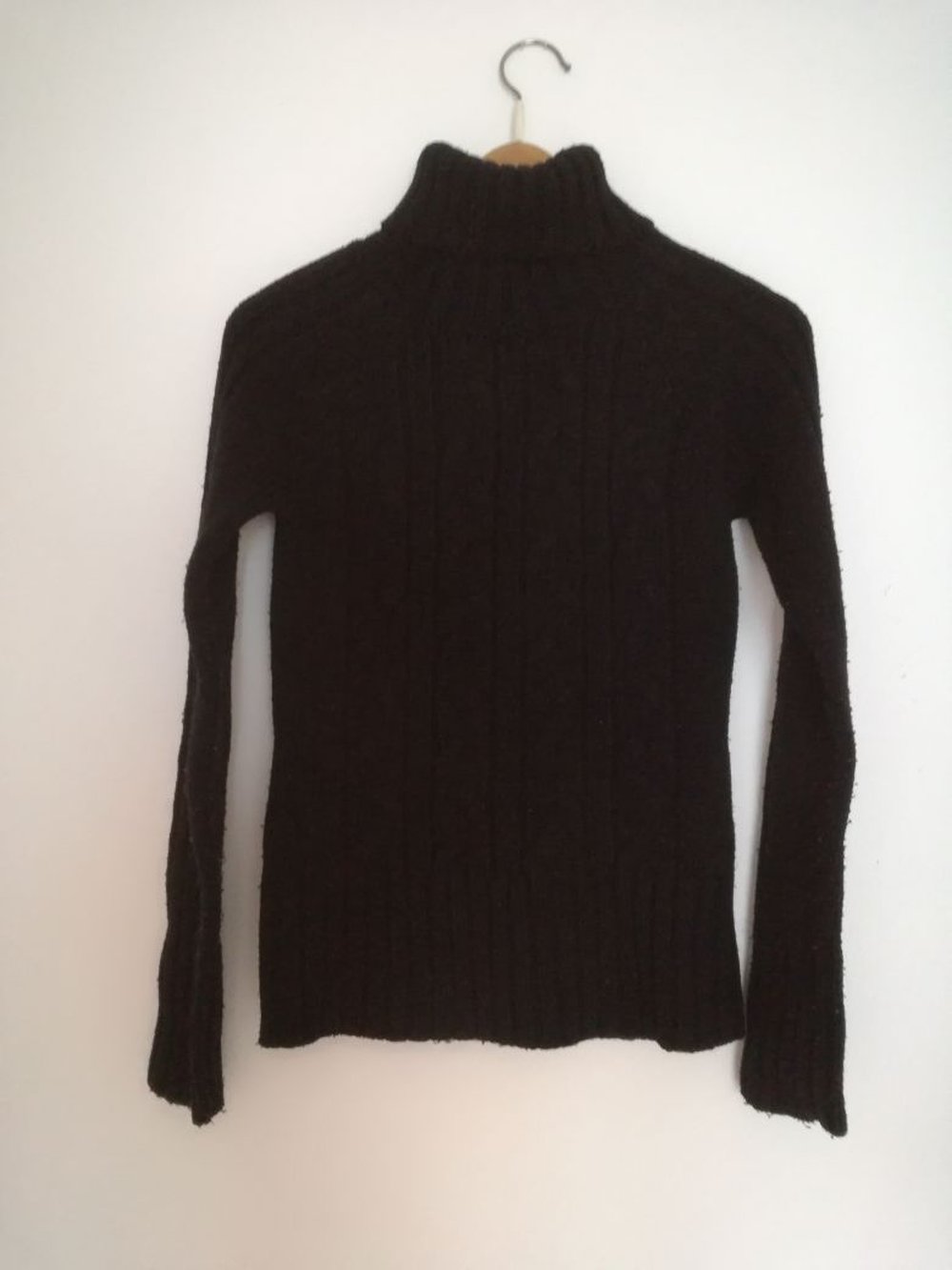 schöner schwarzer Rollkragenpullover mit Strick Muster