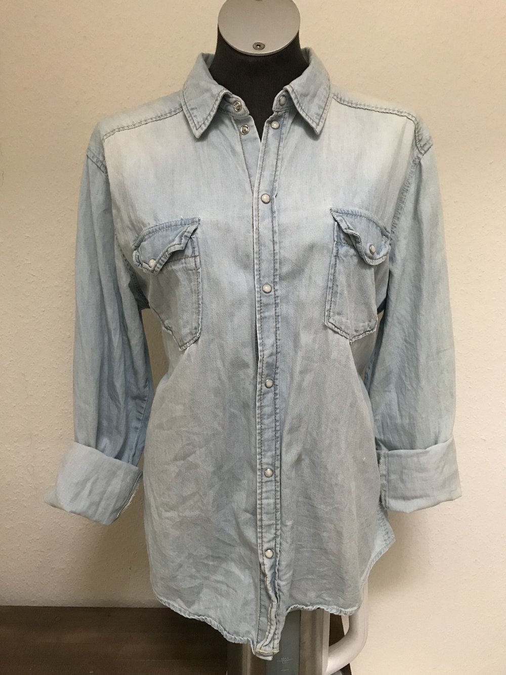 Helles Boyfriendjeanshemd (oversized)