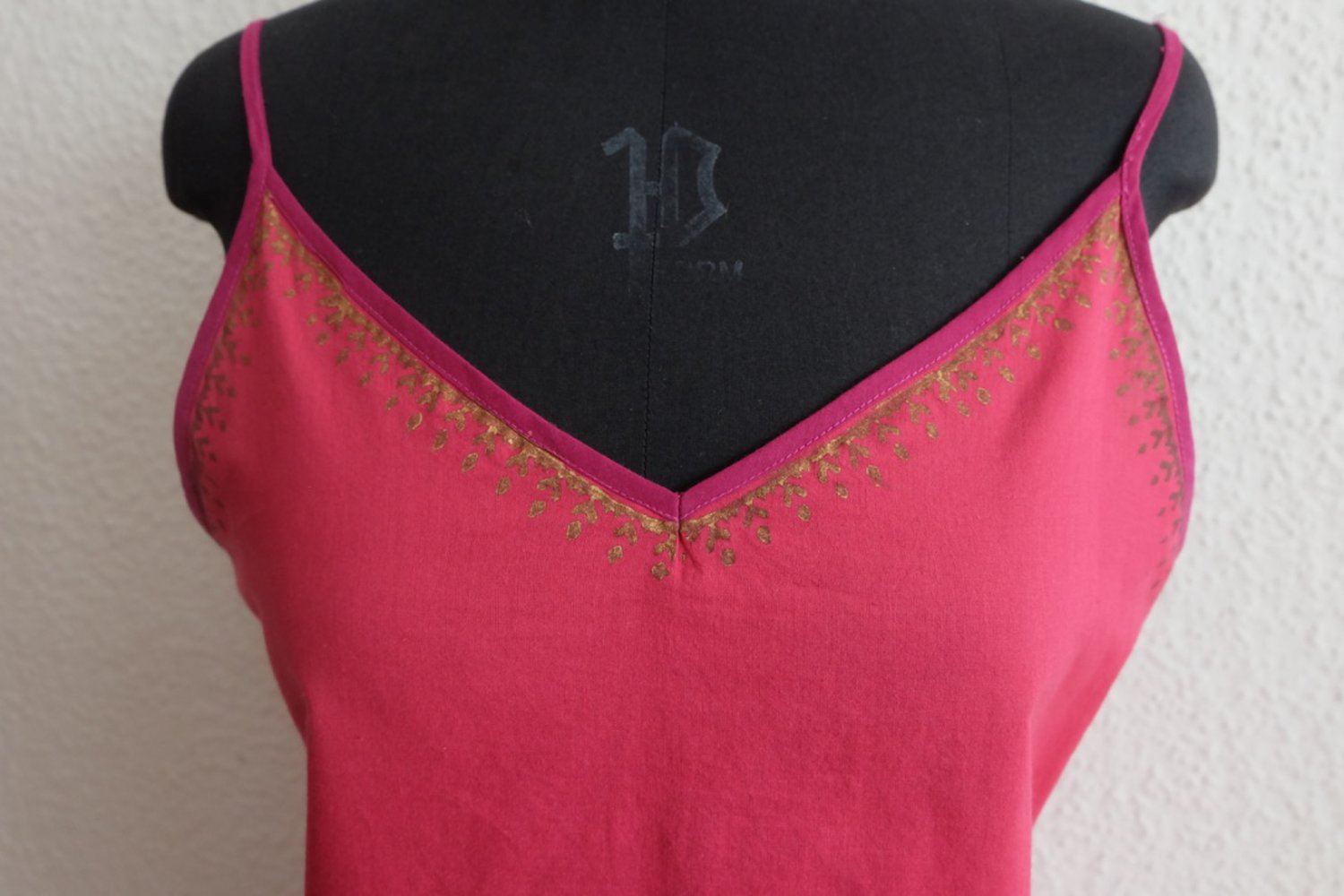 Fabindia, Top Bluse, Baumwolle aus Indien, Magenta Rot mit Gold Druck