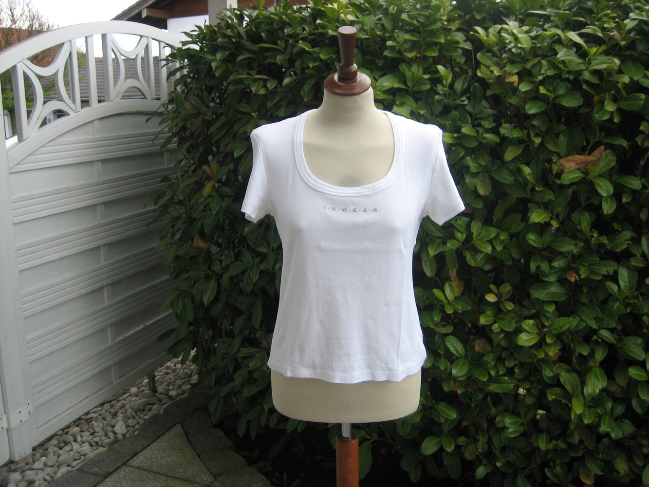 Edles, weißes Shirt G. 40/42, feine Baumwolle - unentbehrliches Basic-Teil!