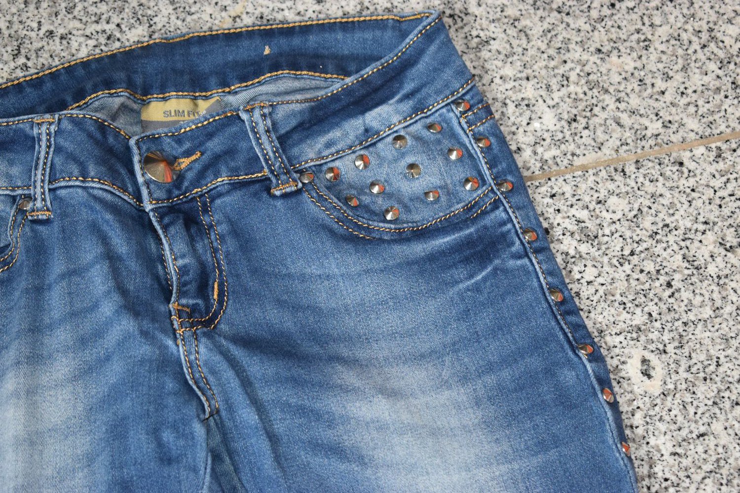 Verkaufe Jeans in blau mit Nieten