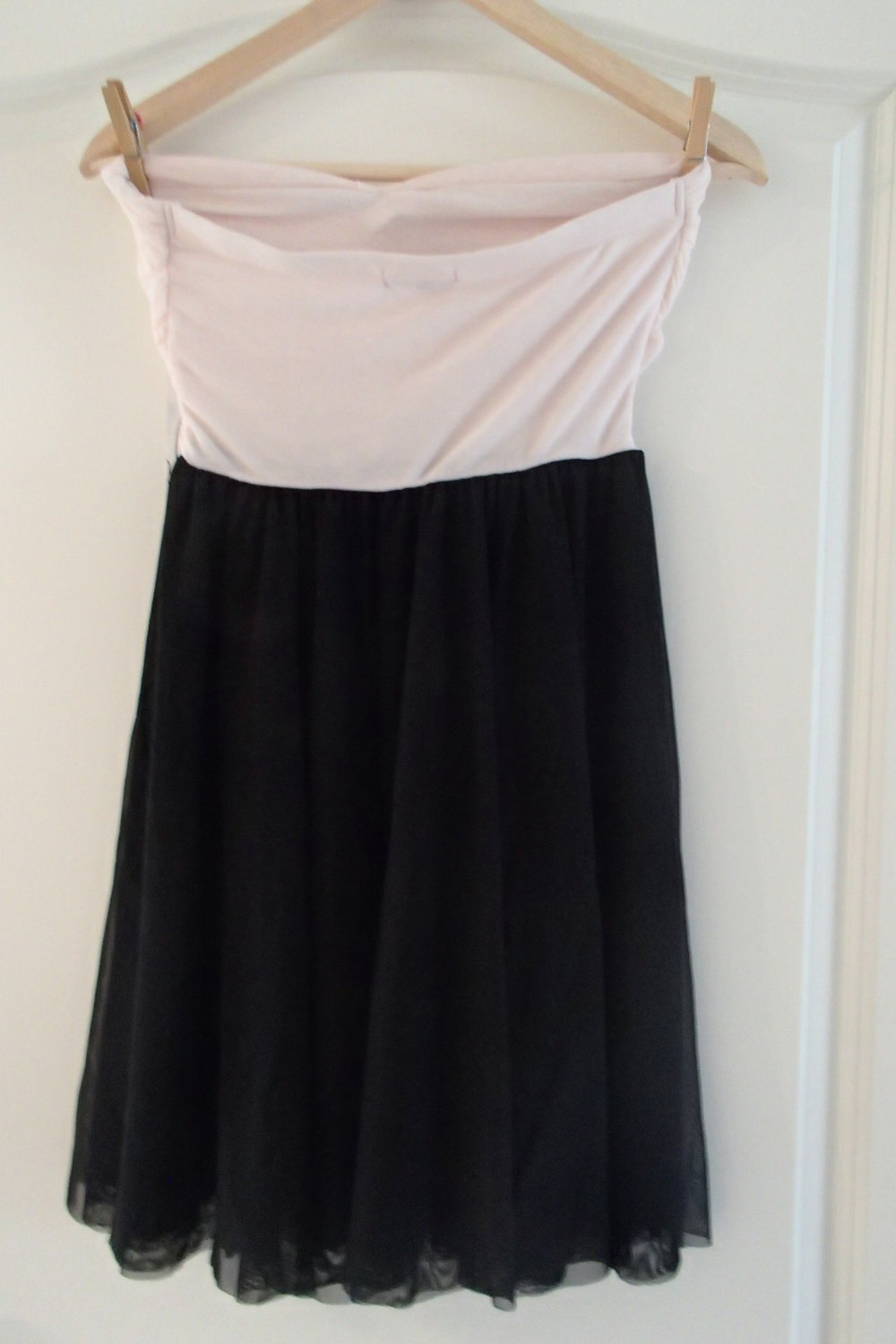 Bandeaukleid mit Herzausschnitt