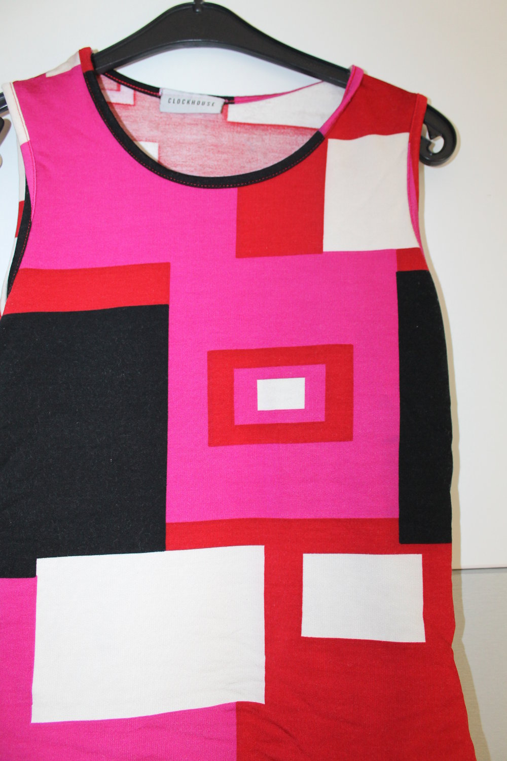 Buntes Oberteil / T-shirt in rot, pink, weiß, schwarz