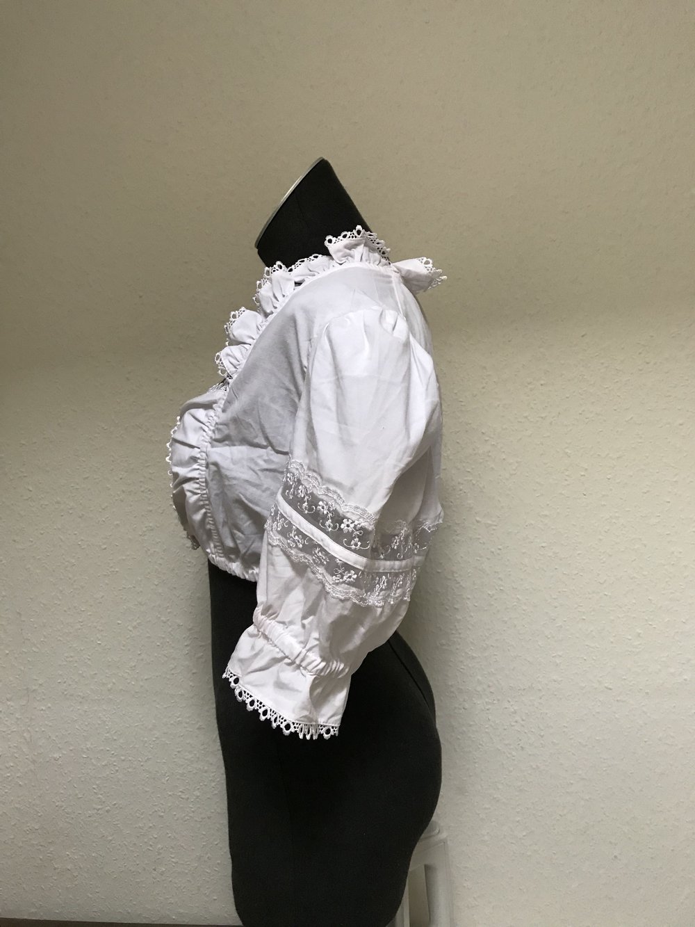 Dirndlbluse mit Rüschen