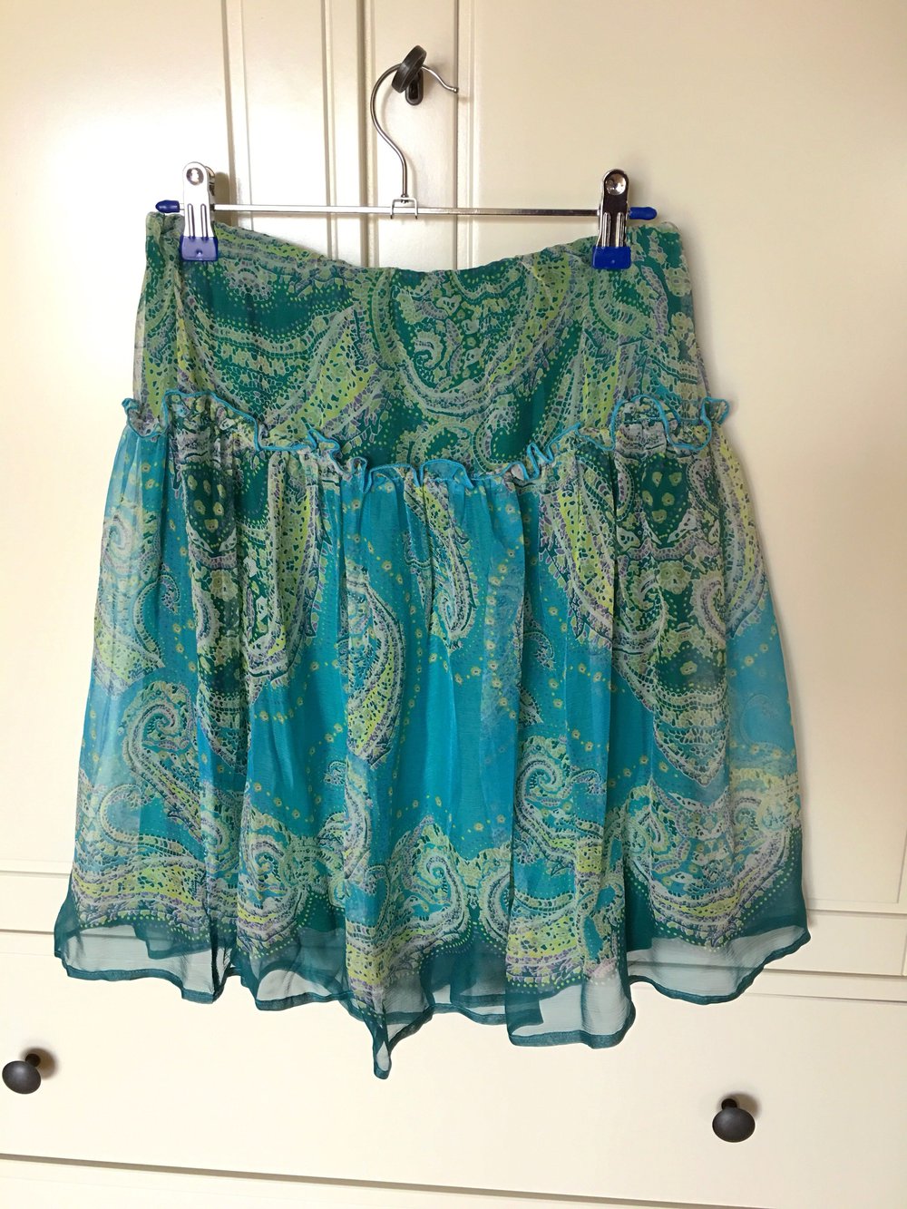 Chiffon-Rock in Meeresblau