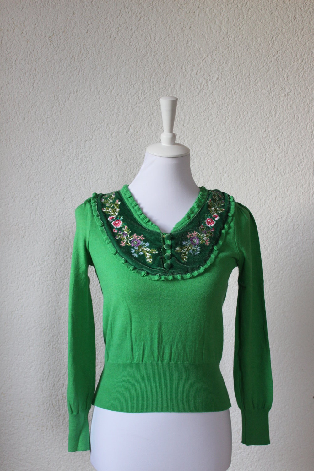 Grüner Pullover mit Blumen in Gr. 34/36