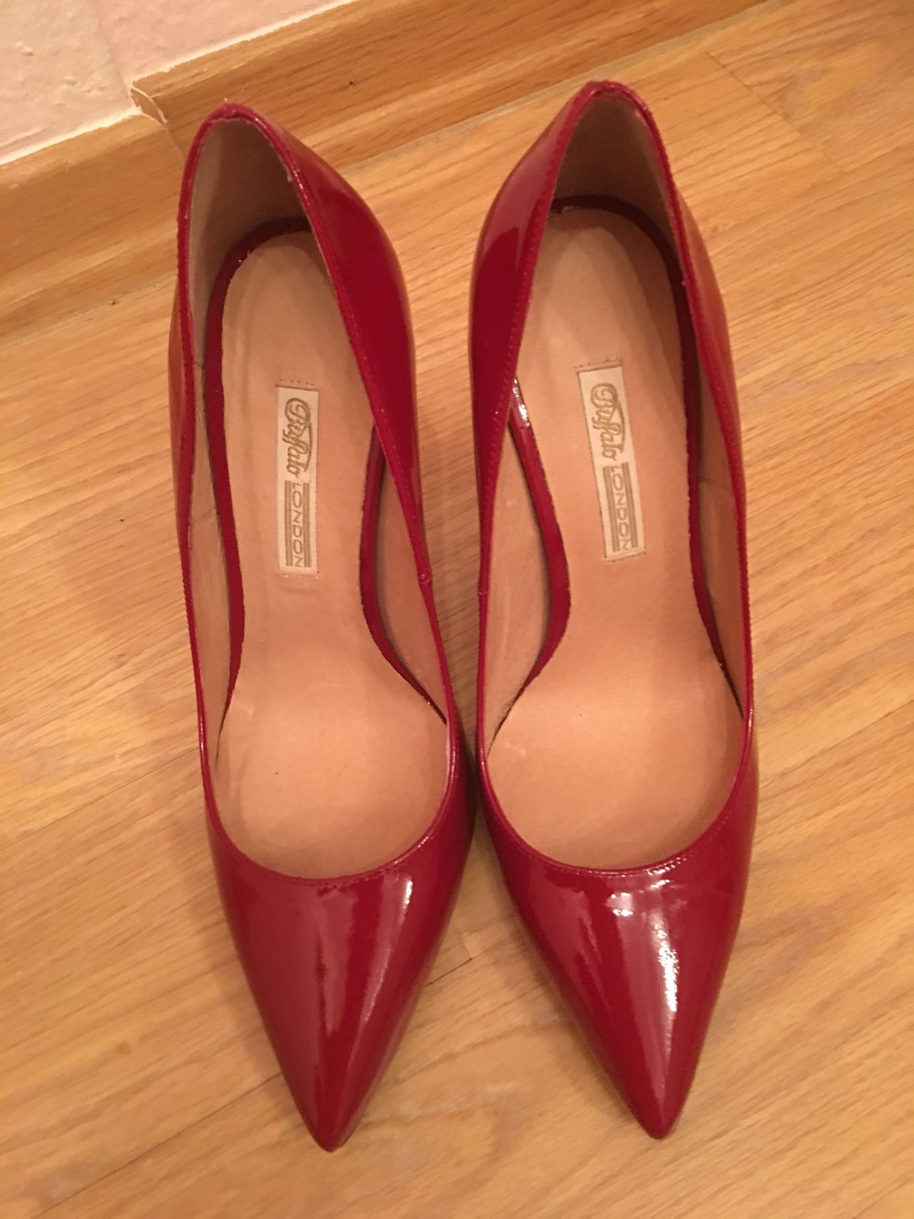 Buffalo Pumps in Gr.38 in Lackleder in rot, neu