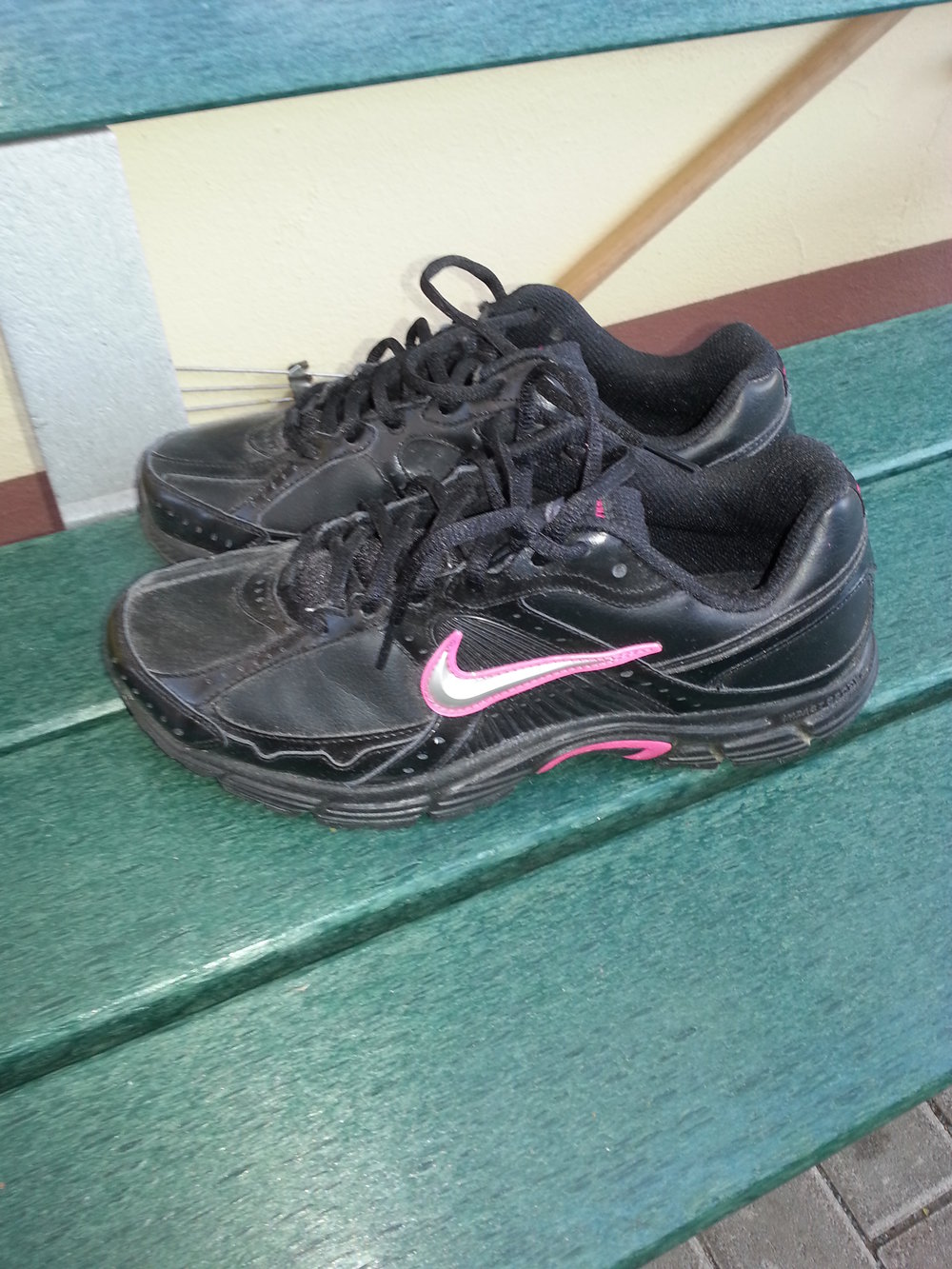 Nike Sneaker Schuhe Turnschuhe schwarz Basic