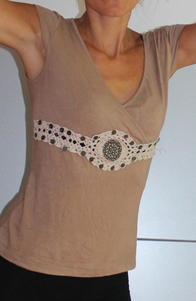 schönes Oberteil mit Brosche in besch