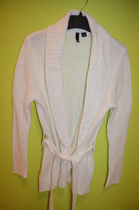 weiße Strickjacke