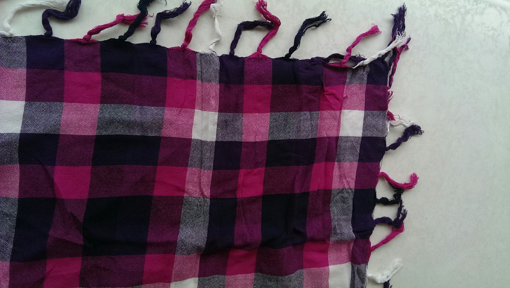 Lila-pink karierter Schal mit Fransen