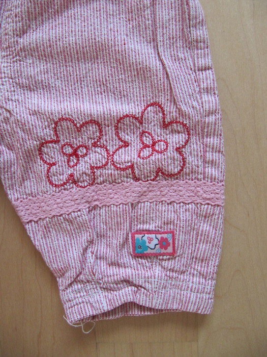 Ausgefallene Hose mit Blümchen und Spitze Gr. 62 einzigartig