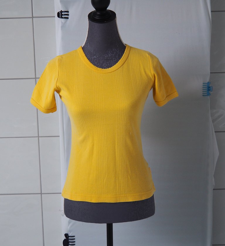 Gelbes T-Shirt mit Streifen