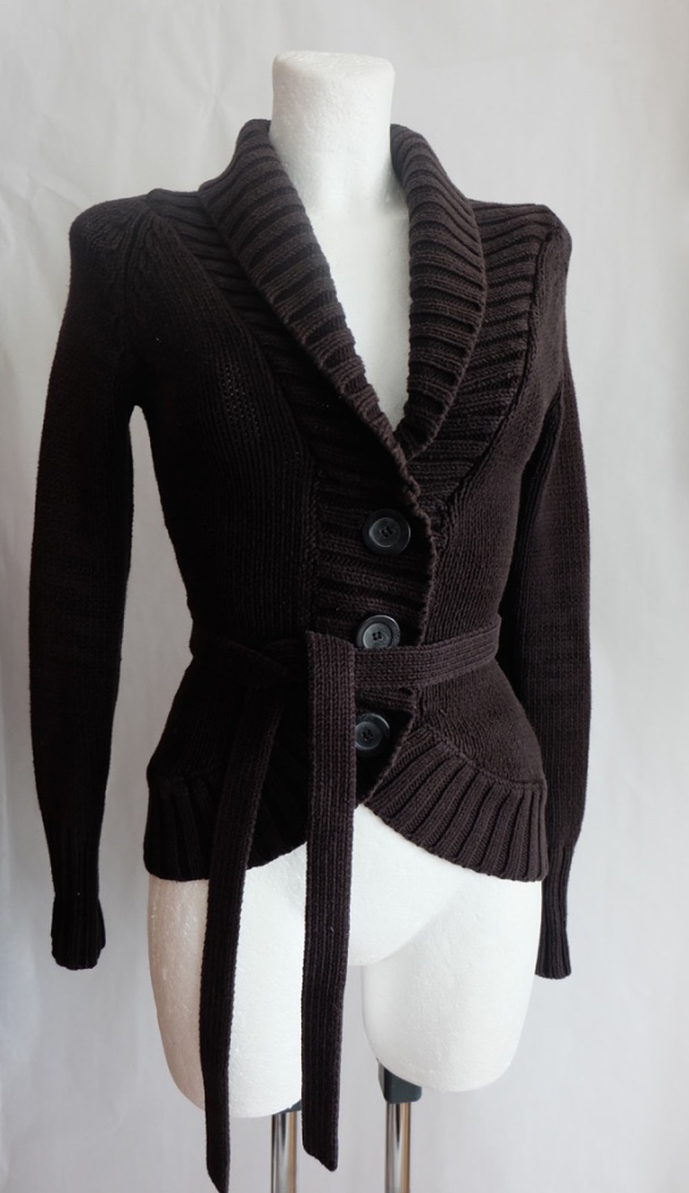 Strickjacke in einem Strick-Mix, abgerundeter Saum Cardigan mit Schalkragen, Bindegürtel, schwarz