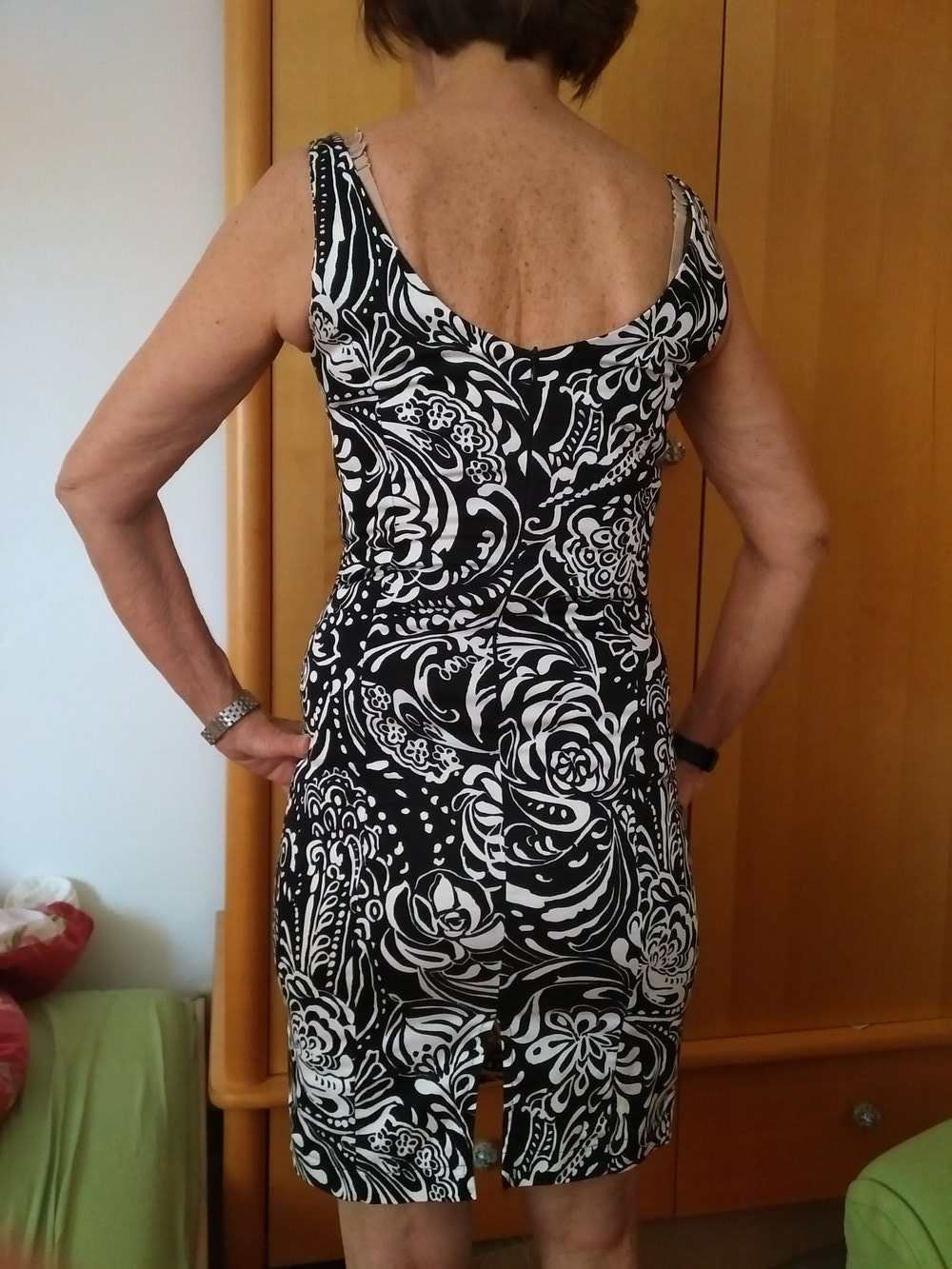 NEU Schwarz-weißes Sommerkleid mit Blumenmuster aus Italien