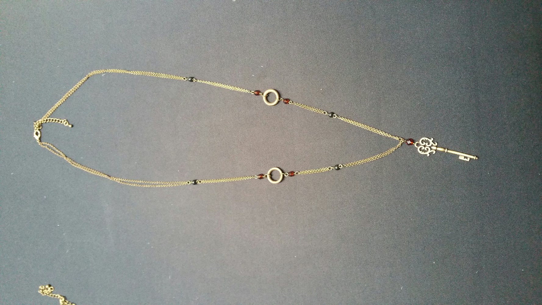 Lange Kette mit Schlüssel-Anhänger