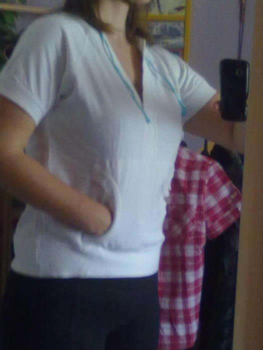 weißes Kapuzenshirt mit blauen Bändern