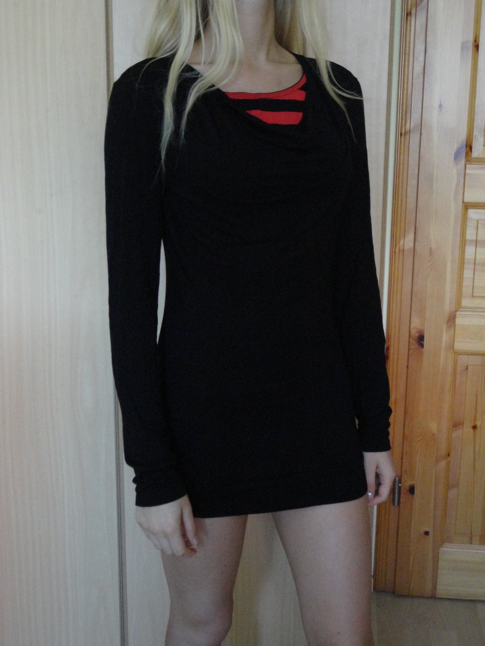 Long Top mit schwarz rot gestreiften Brustansatz