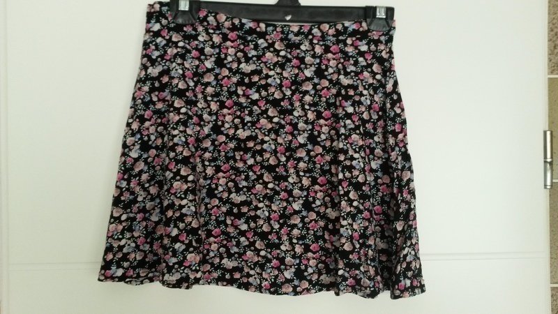 süßer Rock mit Blumen