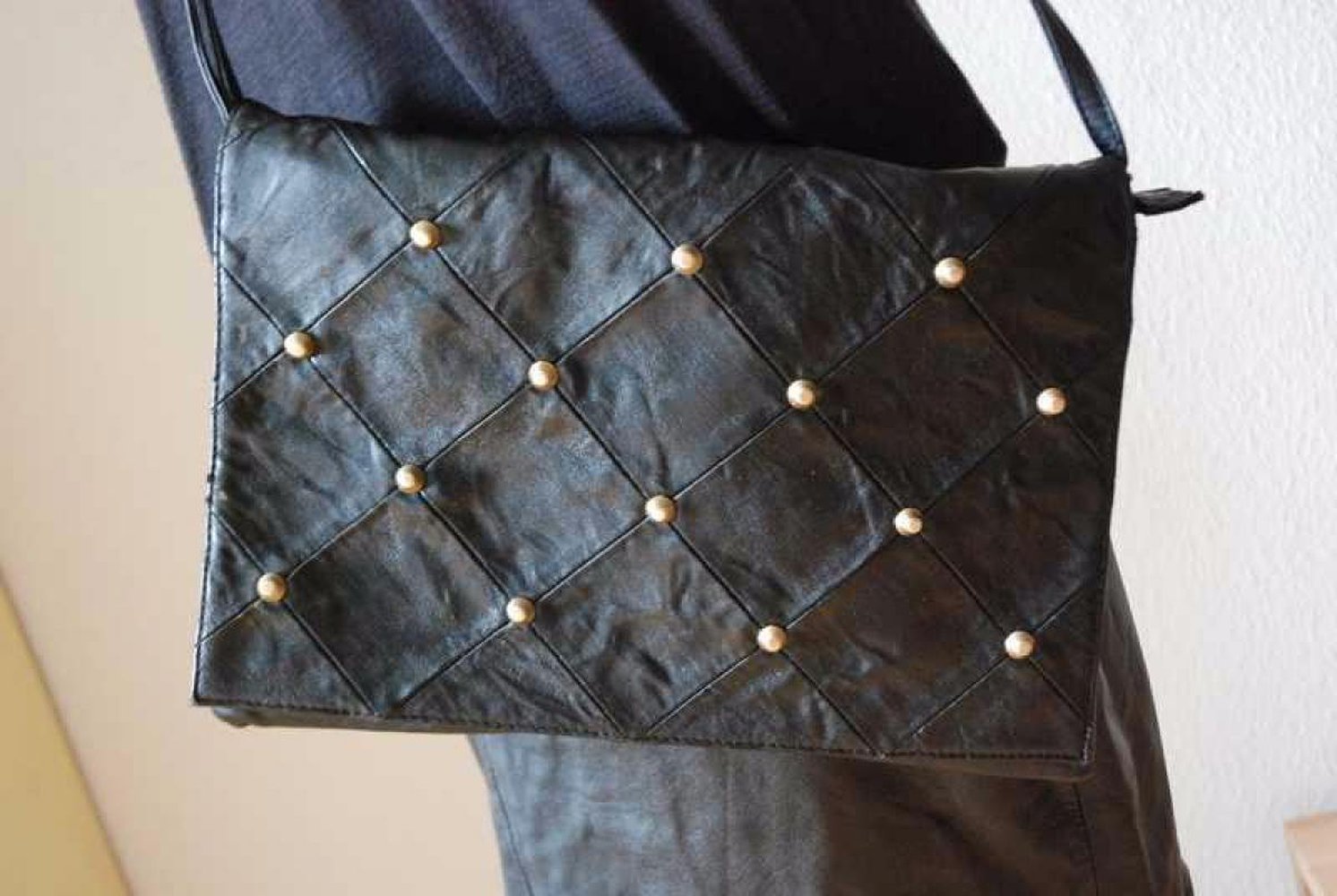 Clutch / Handtasche schwarzes Leder und goldene Nieten