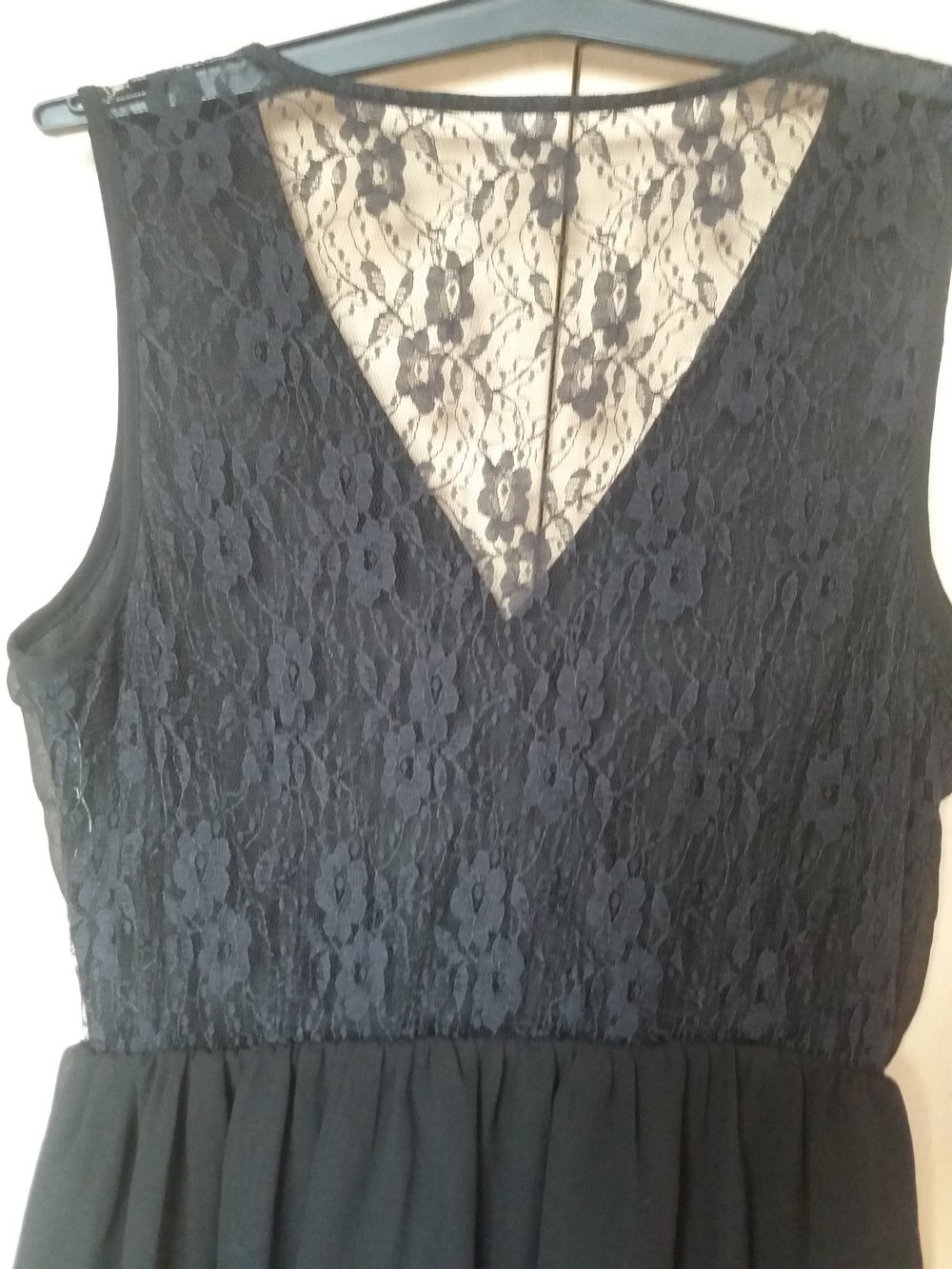 Kleid mit Rücken aus transparenter Spitze