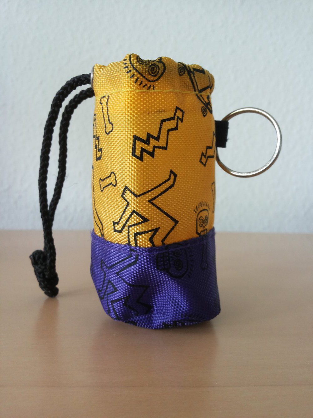 Lustiges Geldsäckchen / Schlüsselbund mit Totenköpfen und Knochen